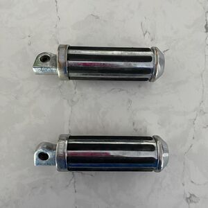 Silver/Black Metal & Inlay Rib Rider Footpegs For Harley Dyna Sportster